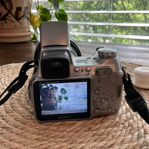 Sony Cyber-shot DSC-H1 DSC Super SteadyShot 5.1 Mega Pixels 12.0x Zoom in Box - Picture 2 of 16